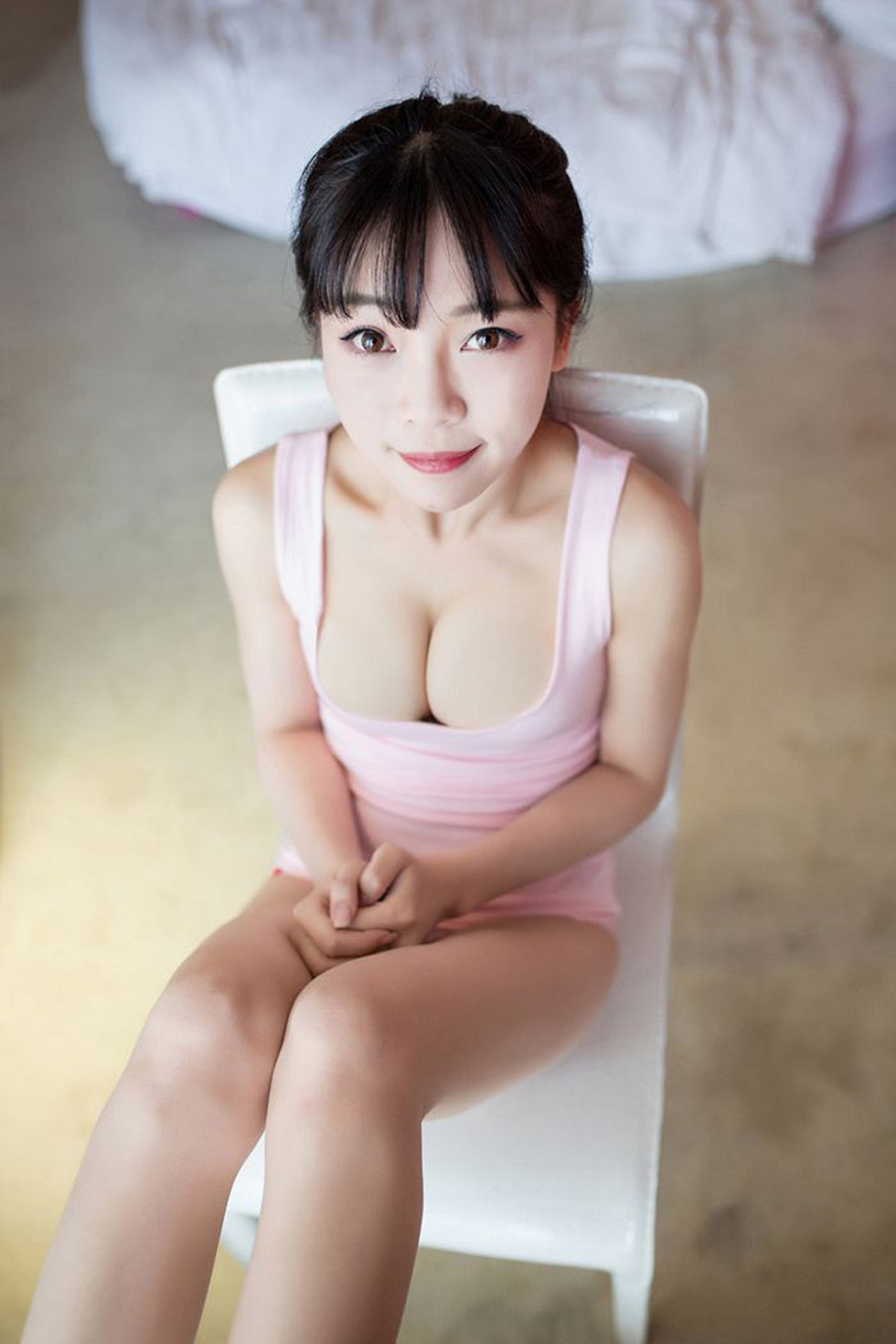 XiuRen第593期_性感小萝莉Mio莉莉丝粉红吊带背心秀美胸迷人写真52P