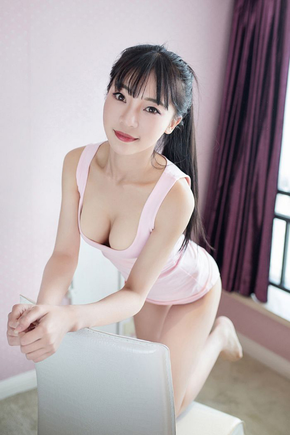 XiuRen第593期_性感小萝莉Mio莉莉丝粉红吊带背心秀美胸迷人写真52P