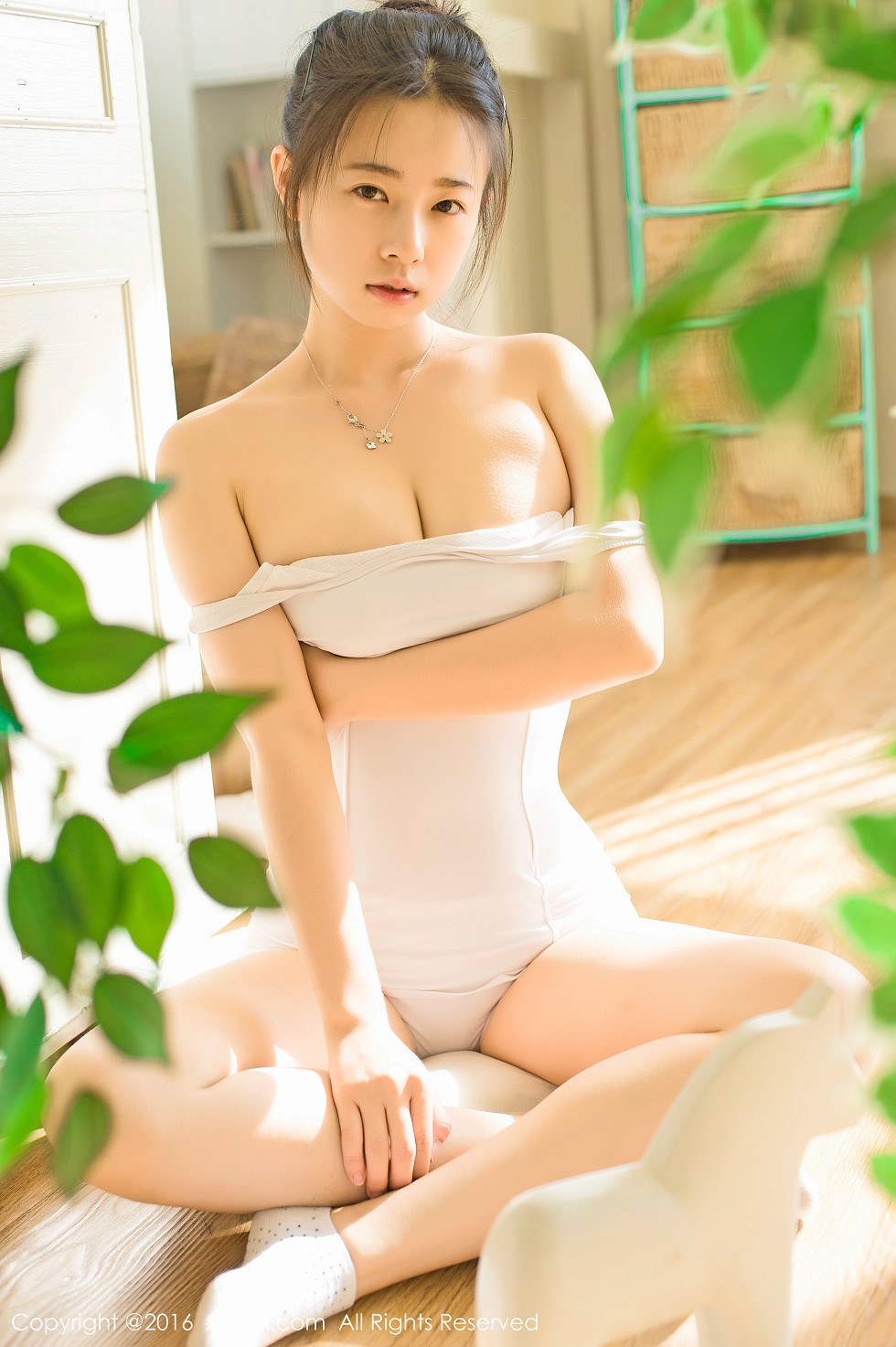 XiuRen第641期_嫩模草莓zz智齿美少女白色日系死库水秀傲人巨乳写真64P