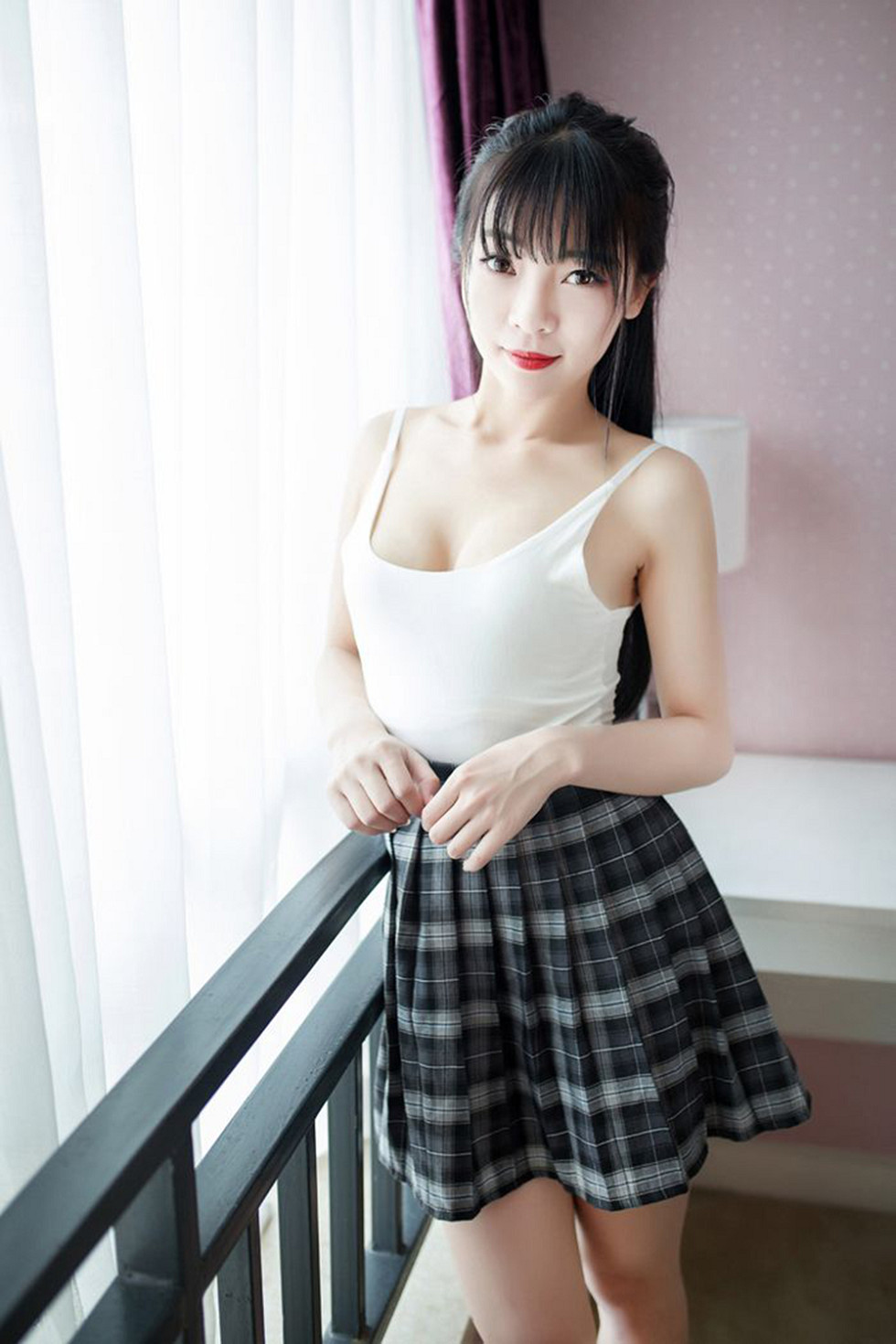 XiuRen第593期_性感小萝莉Mio莉莉丝粉红吊带背心秀美胸迷人写真52P