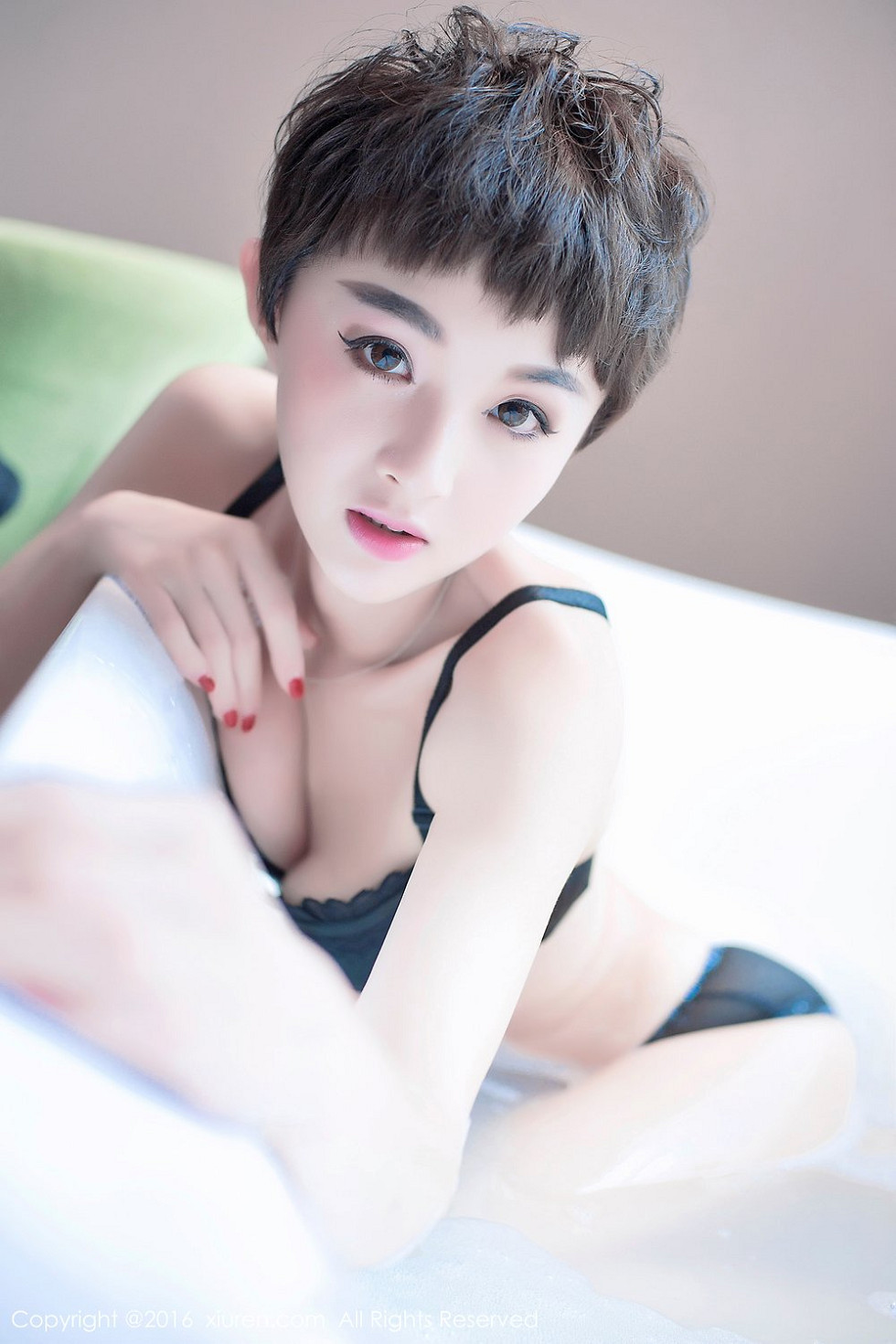 XiuRen第657期_嫩模baby_kiki浴缸里性感黑色内衣秀白嫩豪乳诱惑写真70P