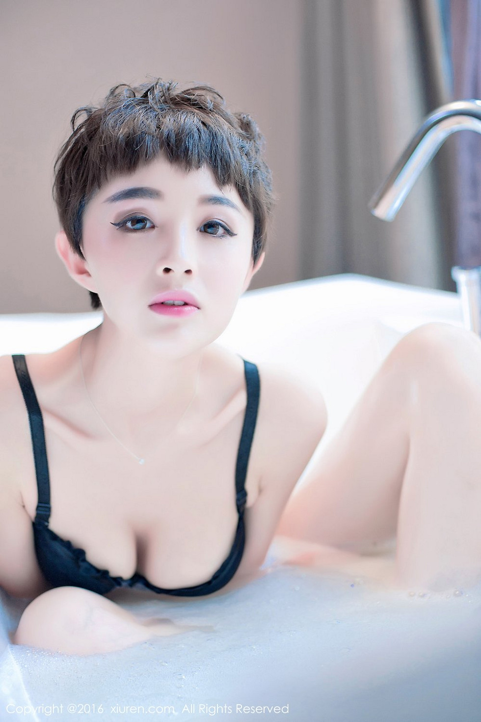 XiuRen第657期_嫩模baby_kiki浴缸里性感黑色内衣秀白嫩豪乳诱惑写真70P