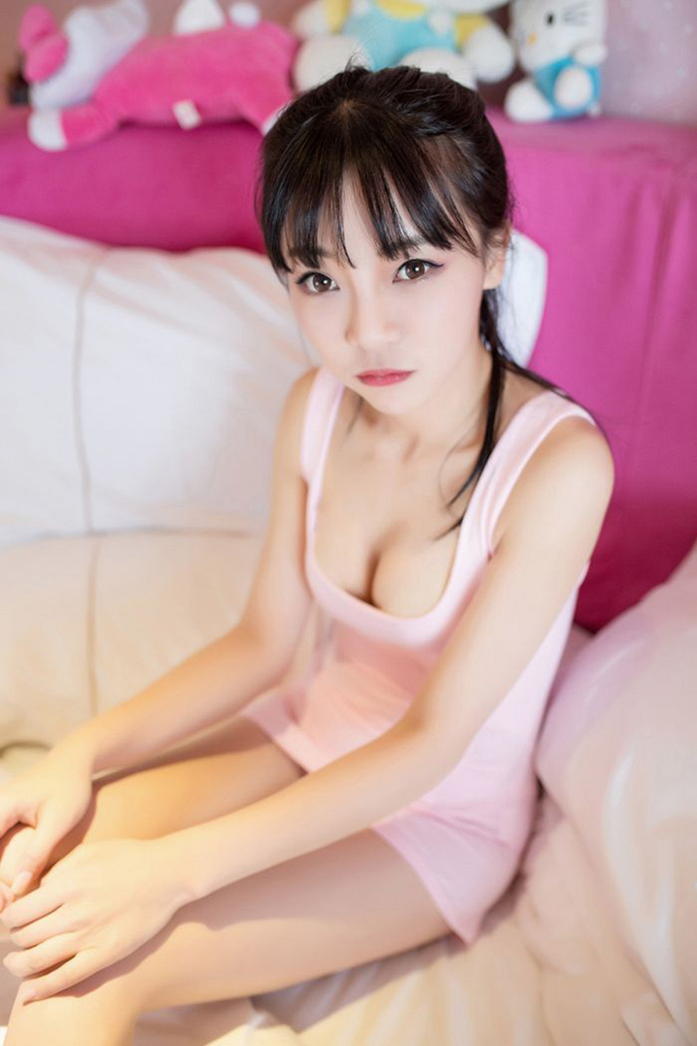 XiuRen第593期_性感小萝莉Mio莉莉丝粉红吊带背心秀美胸迷人写真52P