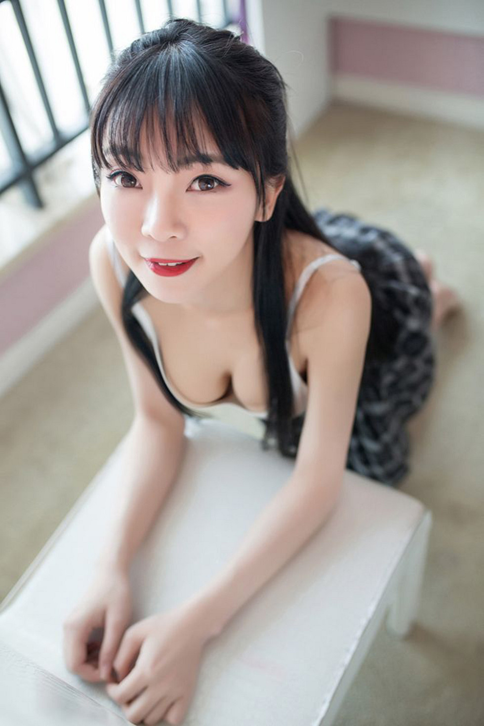 XiuRen第593期_性感小萝莉Mio莉莉丝粉红吊带背心秀美胸迷人写真52P