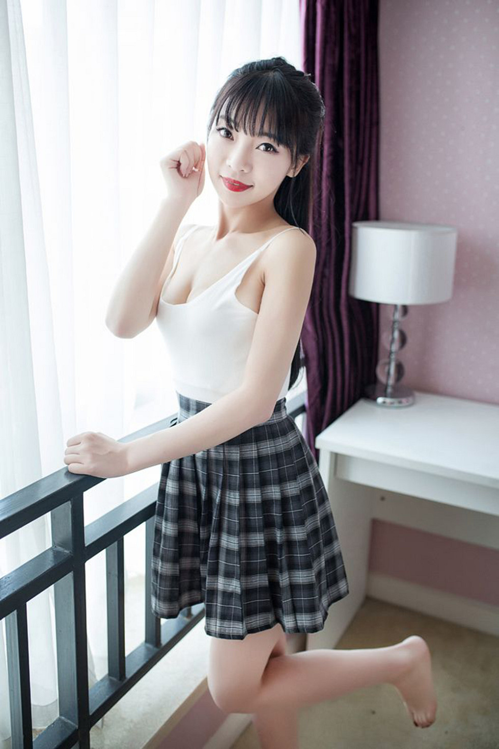 XiuRen第593期_性感小萝莉Mio莉莉丝粉红吊带背心秀美胸迷人写真52P