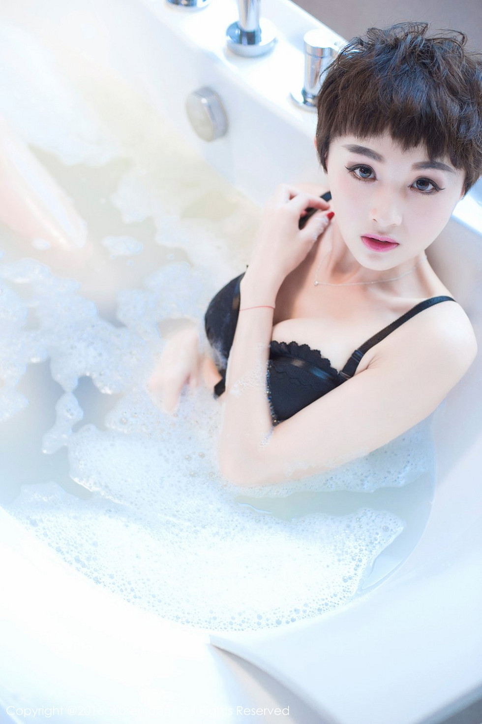 XiuRen第657期_嫩模baby_kiki浴缸里性感黑色内衣秀白嫩豪乳诱惑写真70P