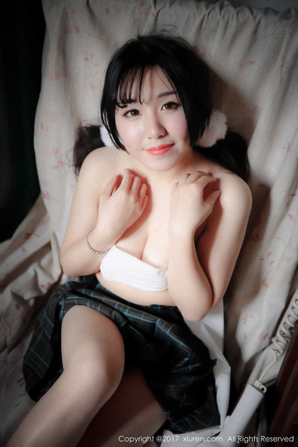 XiuRen第742期_嫩模V菜居家私房全裸上身秀雪嫩豪乳娇羞迷人写真50P