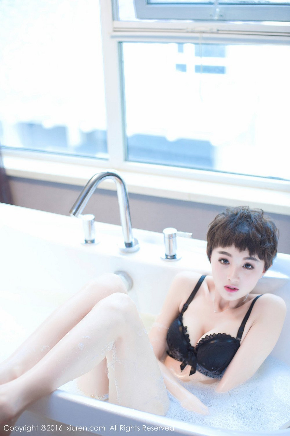 XiuRen第657期_嫩模baby_kiki浴缸里性感黑色内衣秀白嫩豪乳诱惑写真70P