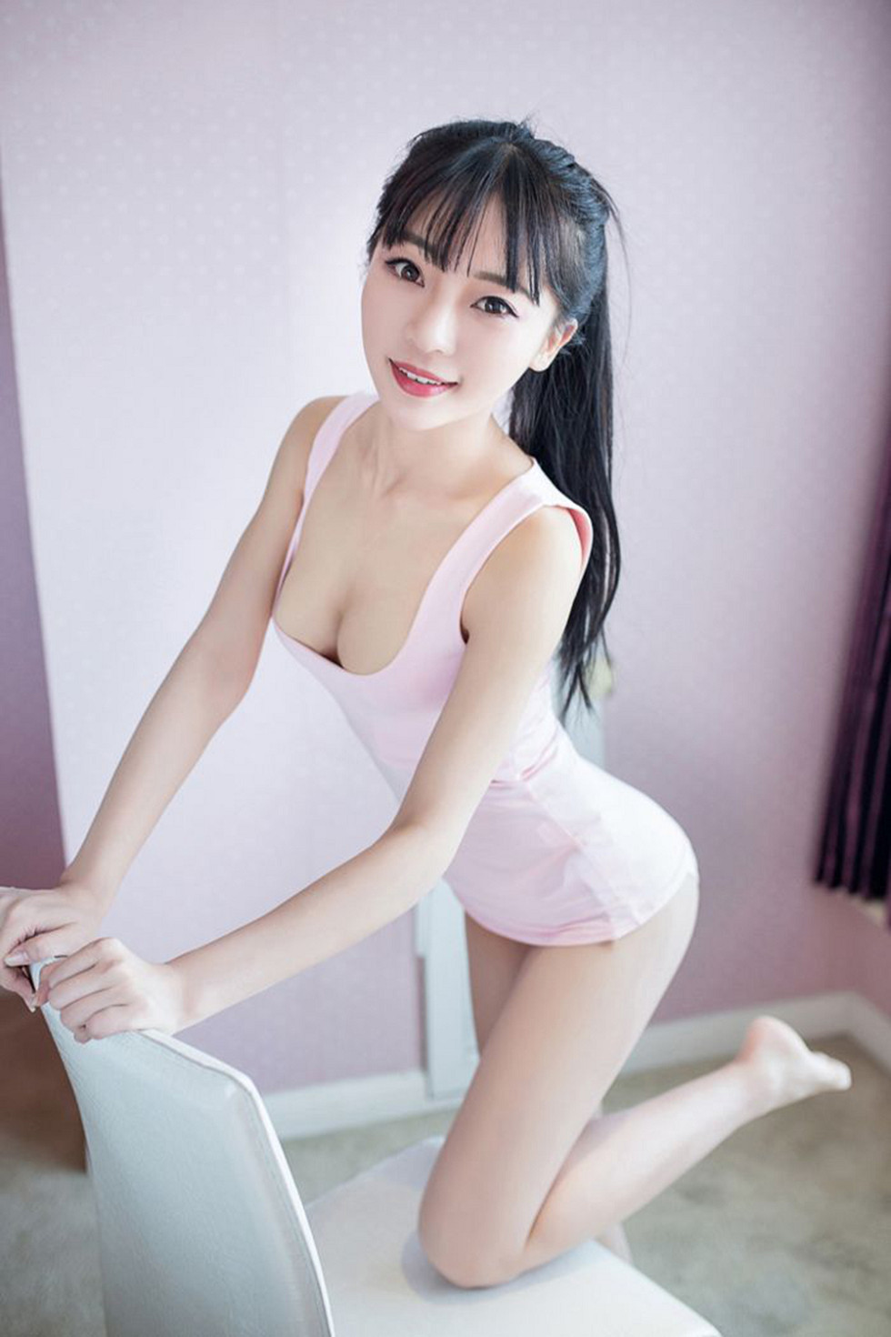 XiuRen第593期_性感小萝莉Mio莉莉丝粉红吊带背心秀美胸迷人写真52P