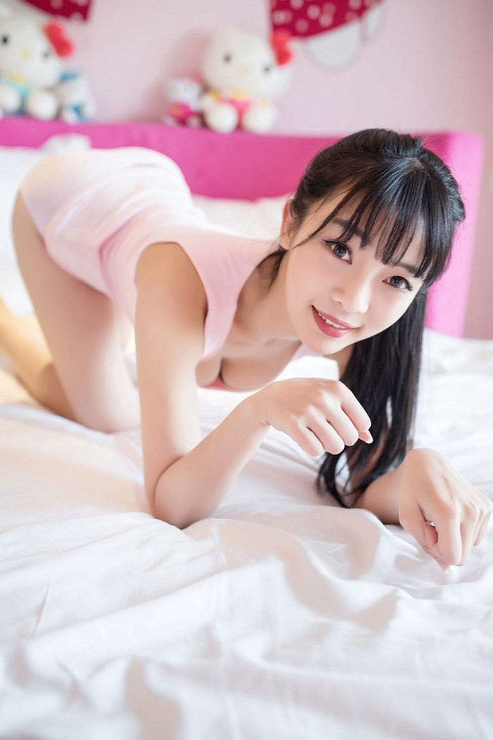 XiuRen第593期_性感小萝莉Mio莉莉丝粉红吊带背心秀美胸迷人写真52P