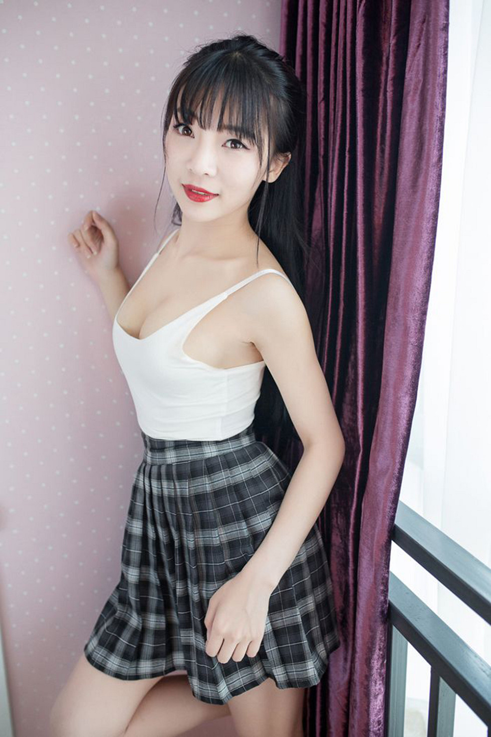 XiuRen第593期_性感小萝莉Mio莉莉丝粉红吊带背心秀美胸迷人写真52P