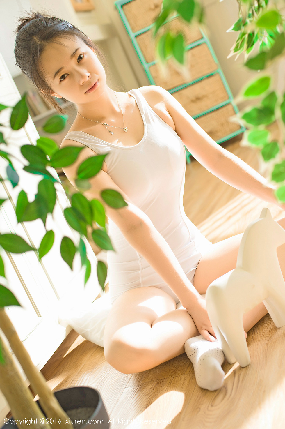 XiuRen第641期_嫩模草莓zz智齿美少女白色日系死库水秀傲人巨乳写真64P