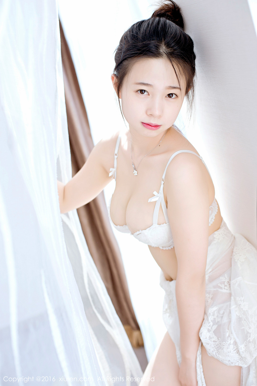 XiuRen第641期_嫩模草莓zz智齿美少女白色日系死库水秀傲人巨乳写真64P