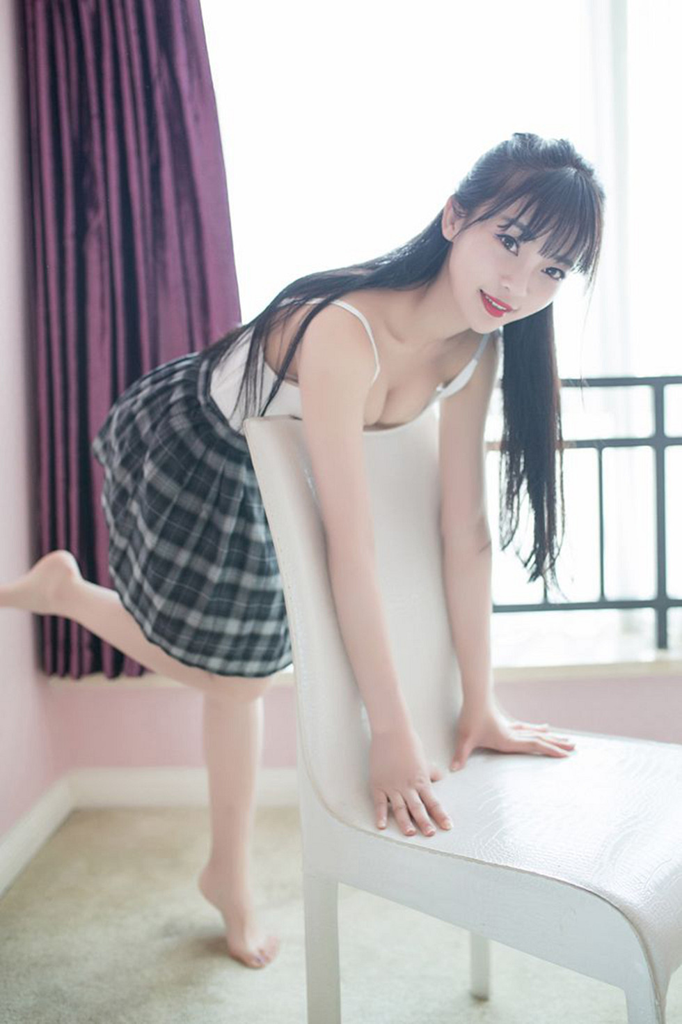 XiuRen第593期_性感小萝莉Mio莉莉丝粉红吊带背心秀美胸迷人写真52P