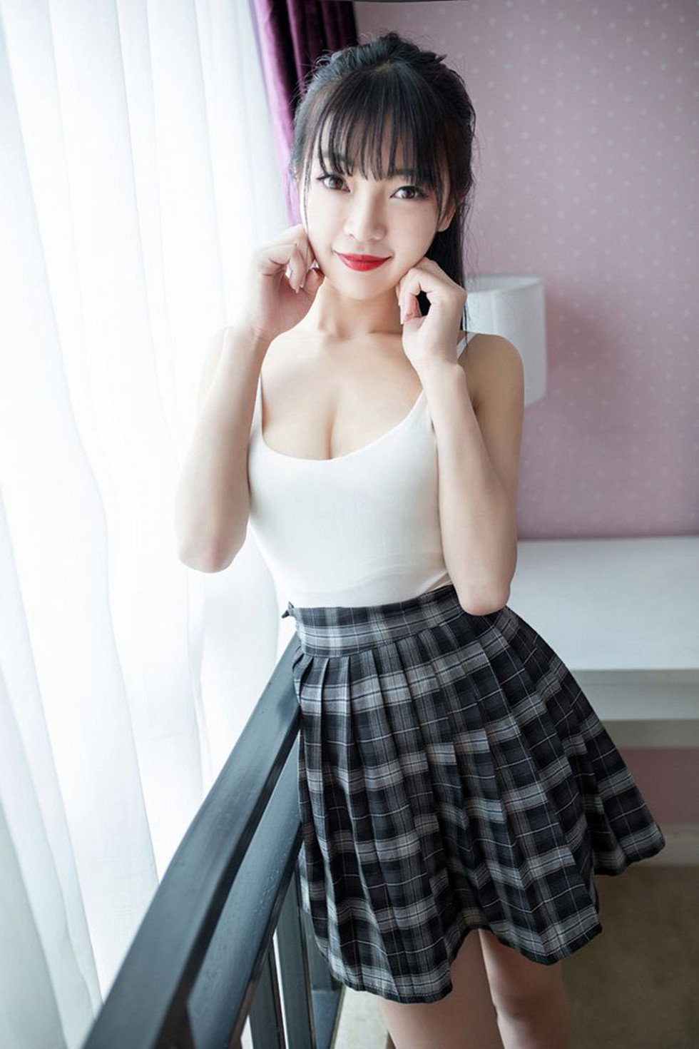 XiuRen第593期_性感小萝莉Mio莉莉丝粉红吊带背心秀美胸迷人写真52P