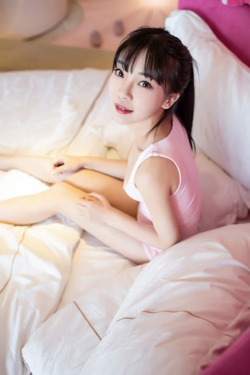 XiuRen第593期_性感小萝莉Mio莉莉丝粉红吊带背心秀美胸迷人写真52P