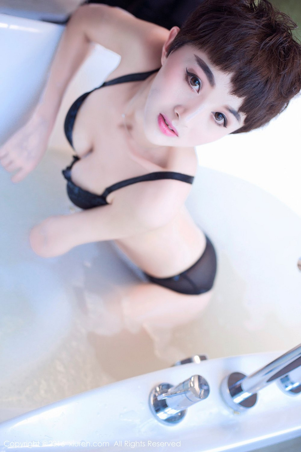 XiuRen第657期_嫩模baby_kiki浴缸里性感黑色内衣秀白嫩豪乳诱惑写真70P