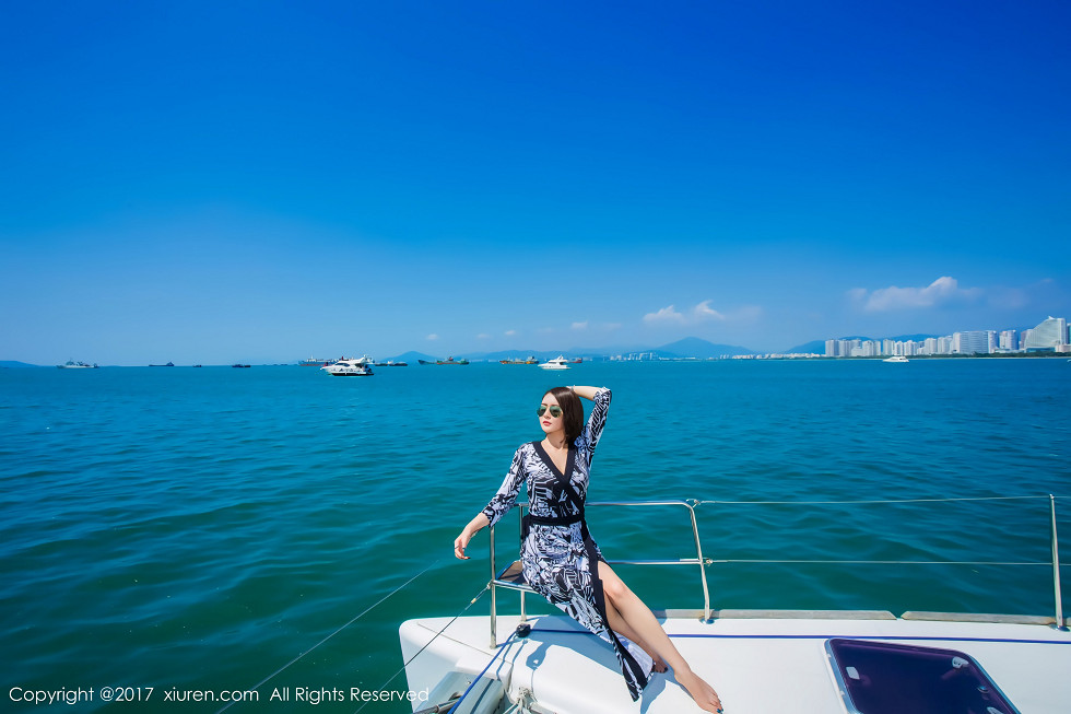 XiuRen第858期_嫩模廿十海南三亚旅拍蓝天白云海边性感比基尼写真45P