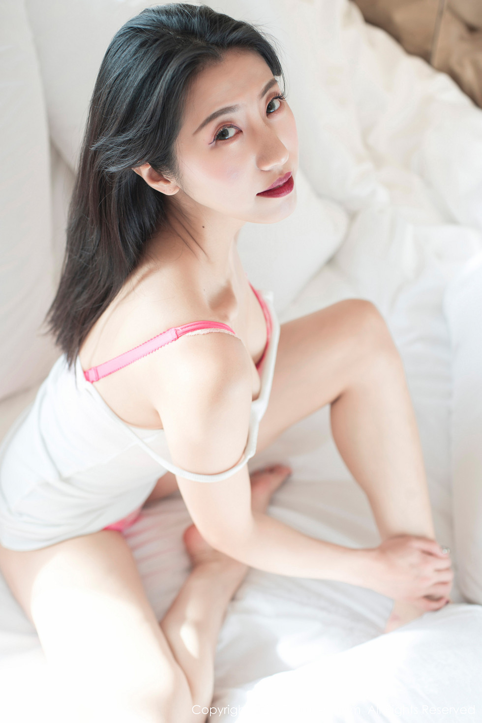 XiuRen第762期_长腿美女大熙白色吊带背心秀红色内衣性感美胸写真53P