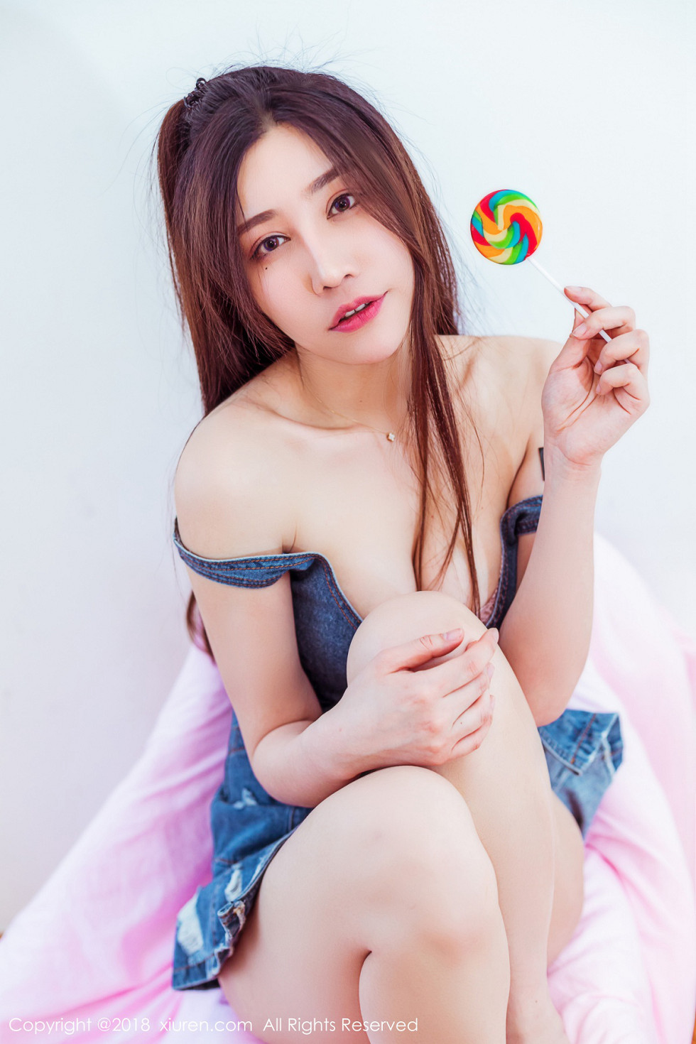 XiuRen第959_邻家美女美昕Yumi吊带牛仔连身裙秀滑嫩肌肤完美身材性感写真83P