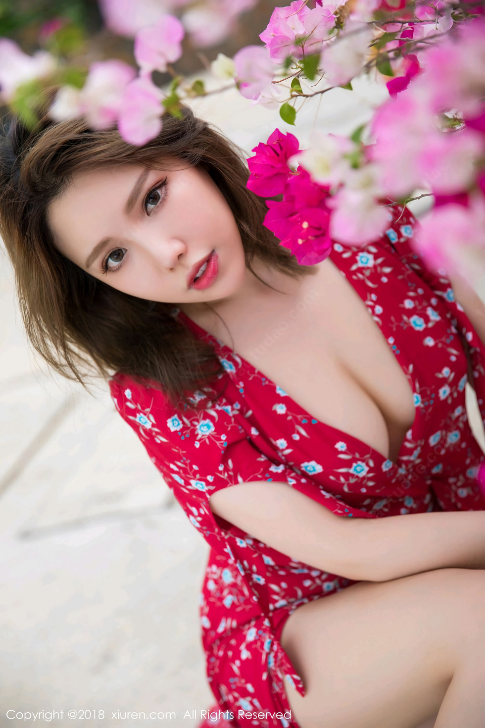 XiuRen第1284期_女神黄乐然户外性感红色连身裙低胸露傲人豪乳妩媚诱惑写真51P