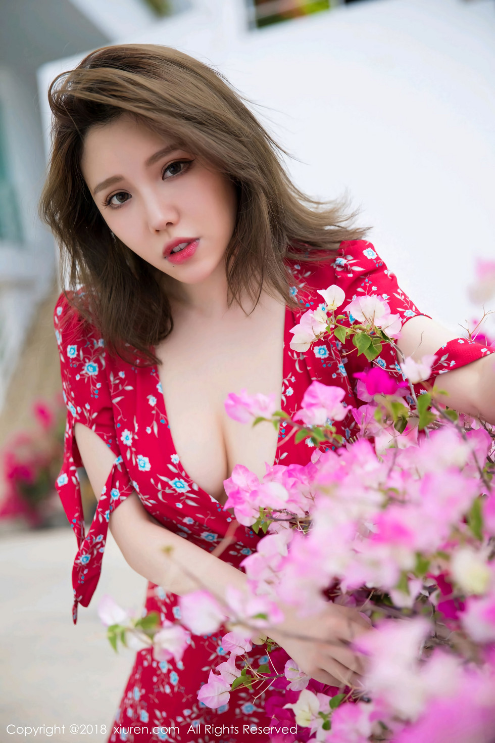 XiuRen第1284期_女神黄乐然户外性感红色连身裙低胸露傲人豪乳妩媚诱惑写真51P