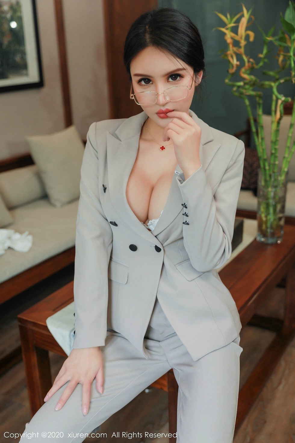 XiuRen第2098期_嫩模Emily顾奈奈私房OL制服半脱露无内肉丝风骚诱惑写真86P