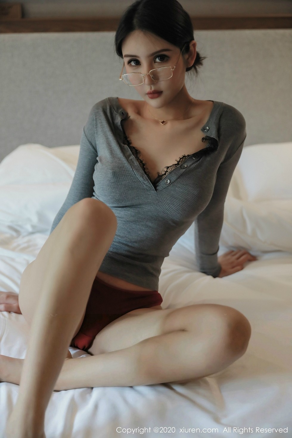 XiuRen第2098期_嫩模Emily顾奈奈私房OL制服半脱露无内肉丝风骚诱惑写真86P