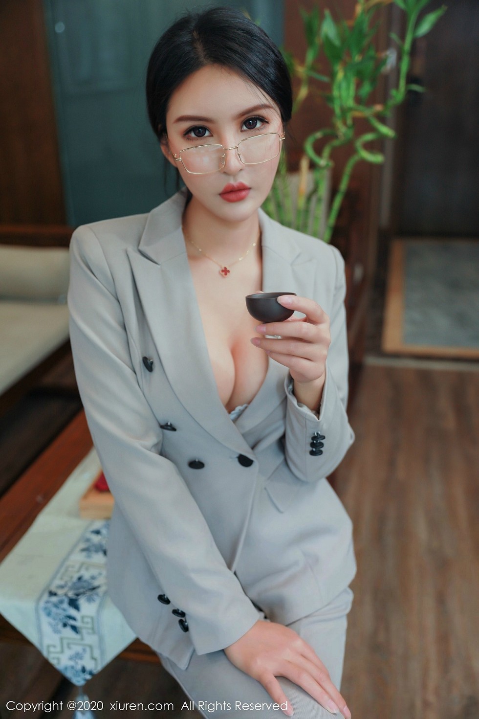 XiuRen第2098期_嫩模Emily顾奈奈私房OL制服半脱露无内肉丝风骚诱惑写真86P