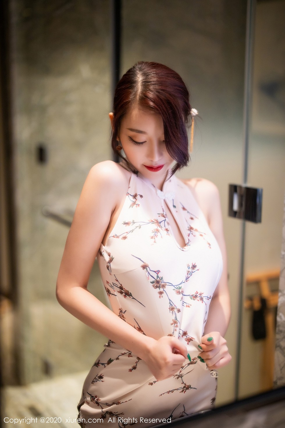 XiuRen第2487期_女神杨晨晨sugar私房古韵旗袍配肉丝裤袜秀完美身材诱惑写真102P