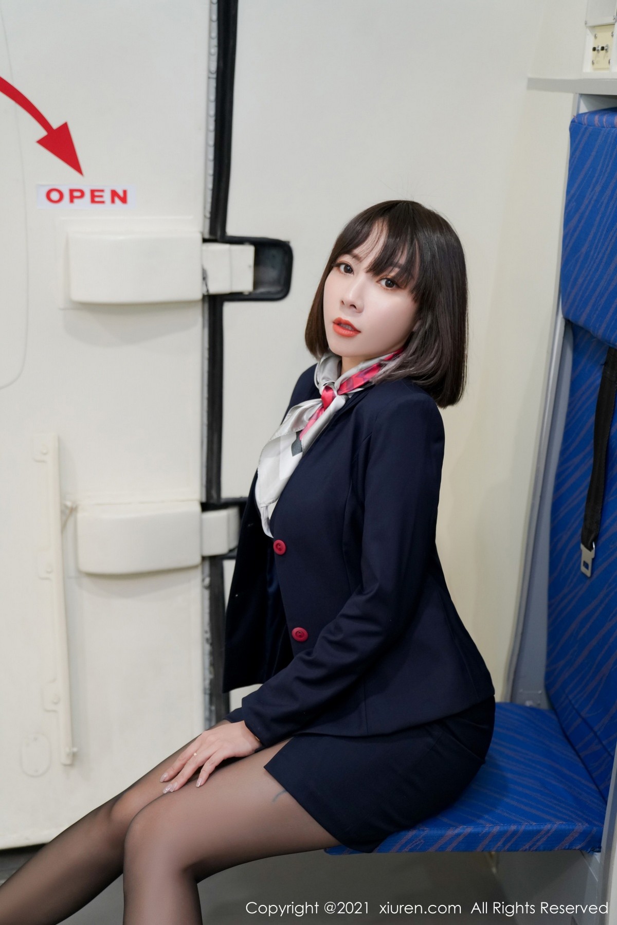 XiuRen第3506期_嫩模果儿Victoria＆葛征性感空乘制服配黑丝裤袜诱惑写真70P