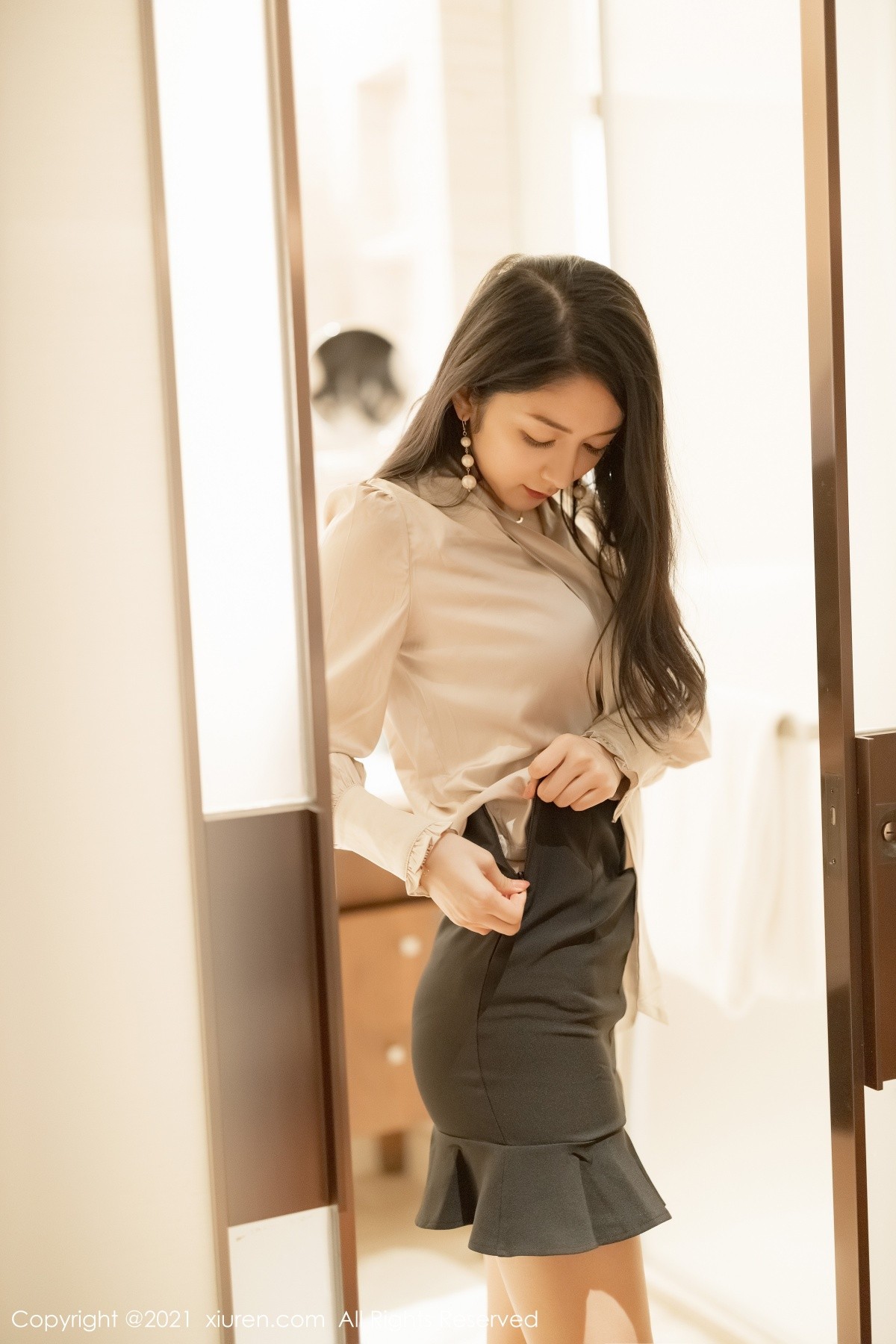 XiuRen第3488期_女神Angela00眼镜OL制服短裙下超薄黑丝裤袜极致魅惑写真71P