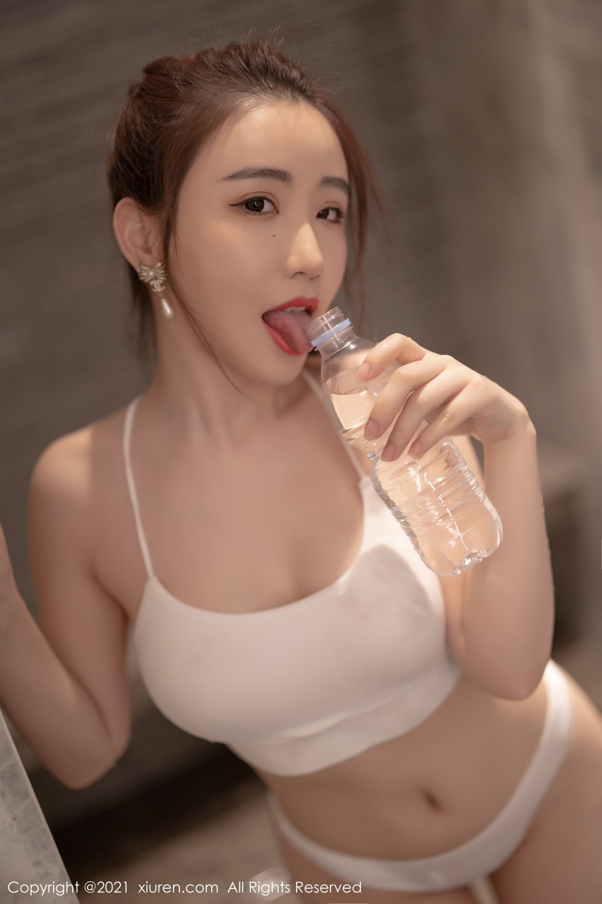 XiuRen第3755期_女神Cherry绯月樱江浙沪旅拍白色吊带配紧身服饰丰满诱惑写真61P