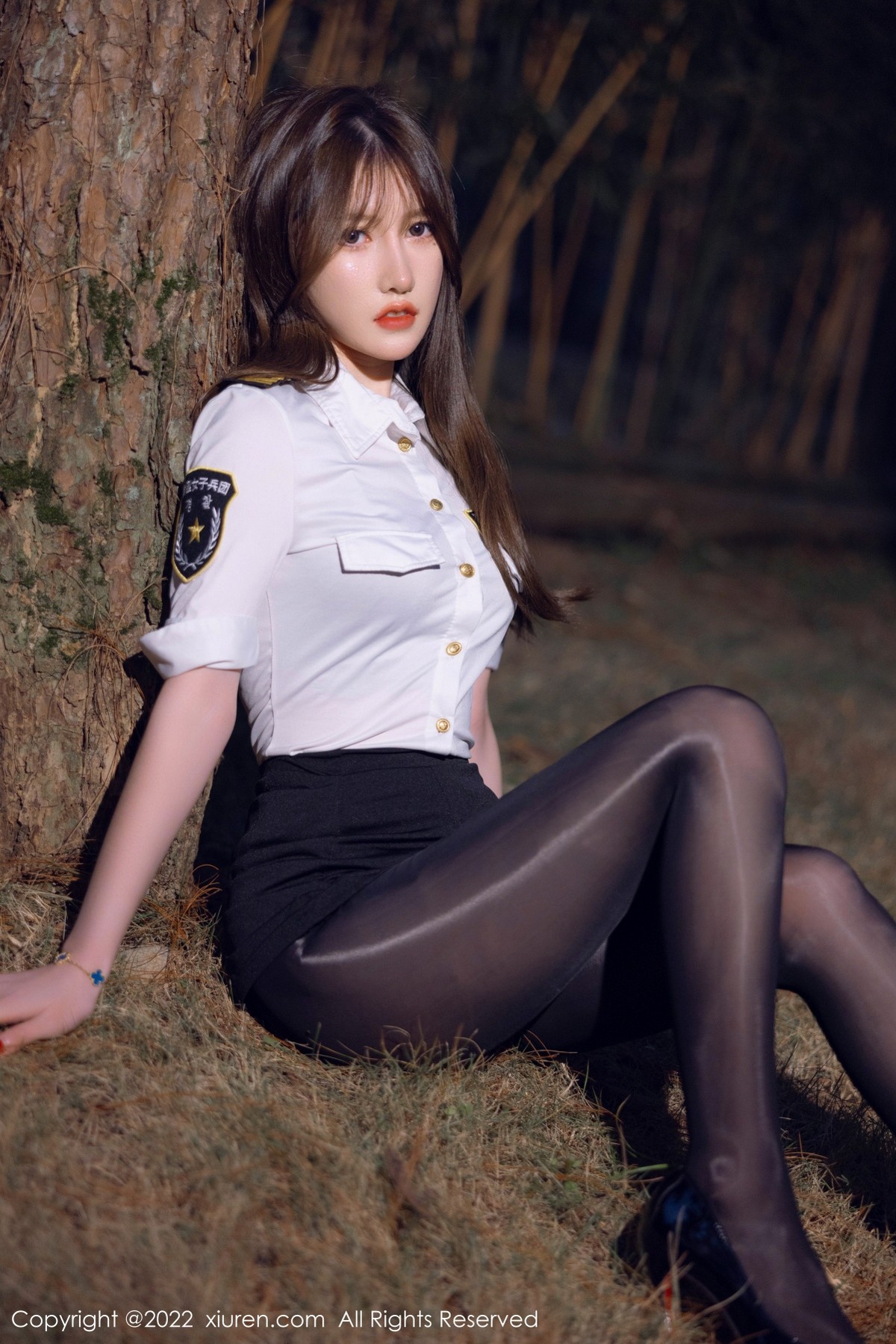 XiuRen第4492期_模特美桃酱户外夜晚树林+私房床上性感女兵制服配黑丝诱惑写真56P