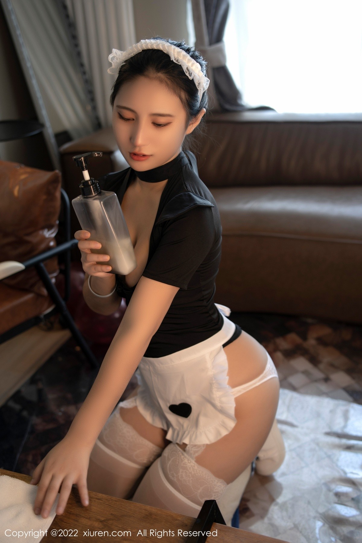 XiuRen第4554期_模特久久Aimee私房性感女仆装配白色蕾丝吊袜完美诱惑写真56P