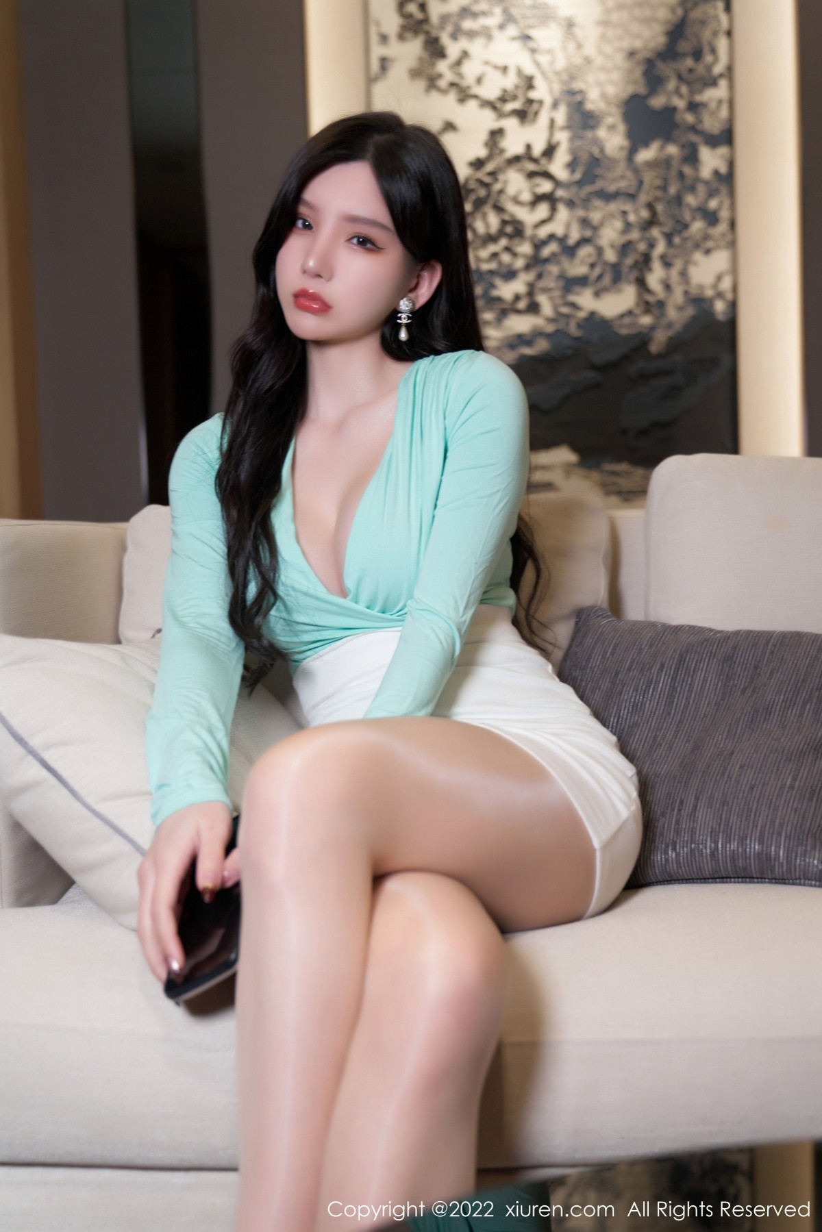 XiuRen第4951期_女神周于希Sally私房白色短裙下闪亮无内肉丝秀翘臀美腿诱惑写真84P