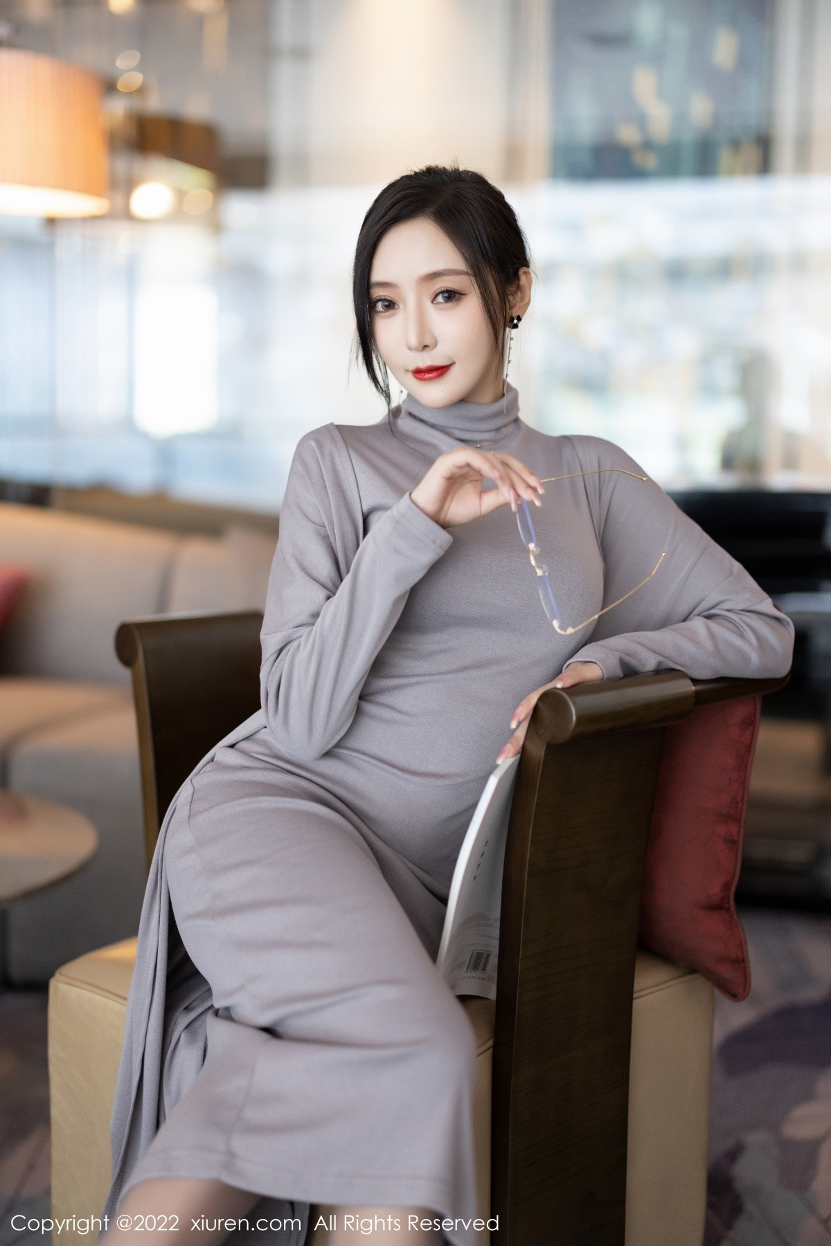 XiuRen第5745期_女神王馨瑶yanni女学者的反转主题典雅灰色长裙性感迷人写真84P