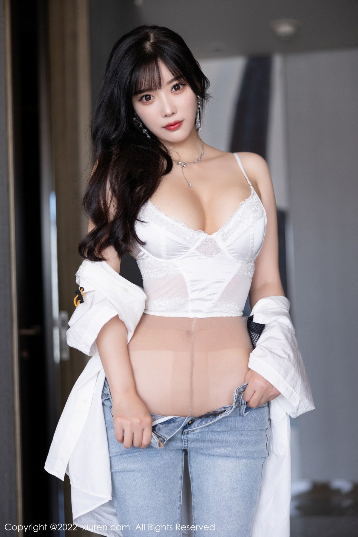 XiuRen第5614期_女神杨晨晨Yome私房半脱露白色内衣配无内肉丝迷人诱惑写真83P