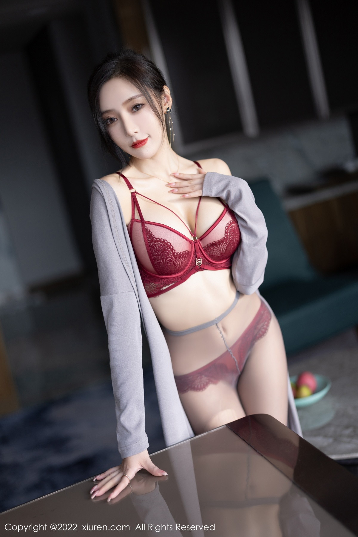 XiuRen第5745期_女神王馨瑶yanni女学者的反转主题典雅灰色长裙性感迷人写真84P