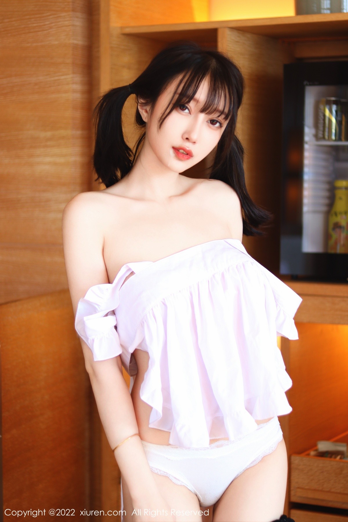 XiuRen第5633期_模特玥儿玥er香格里拉旅拍白色女仆服露豪乳遮点惹火诱惑写真54P