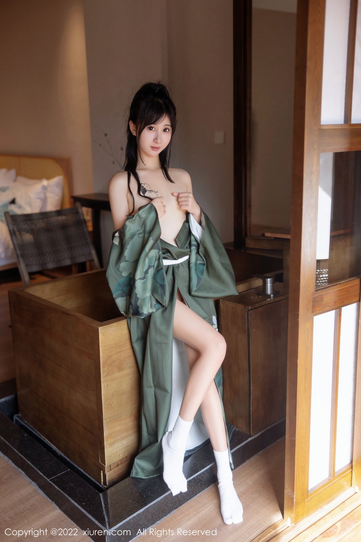 XiuRen第5256期_女神小果冻儿大理旅拍私房暗绿色真空和服秀完美身材诱惑写真85P