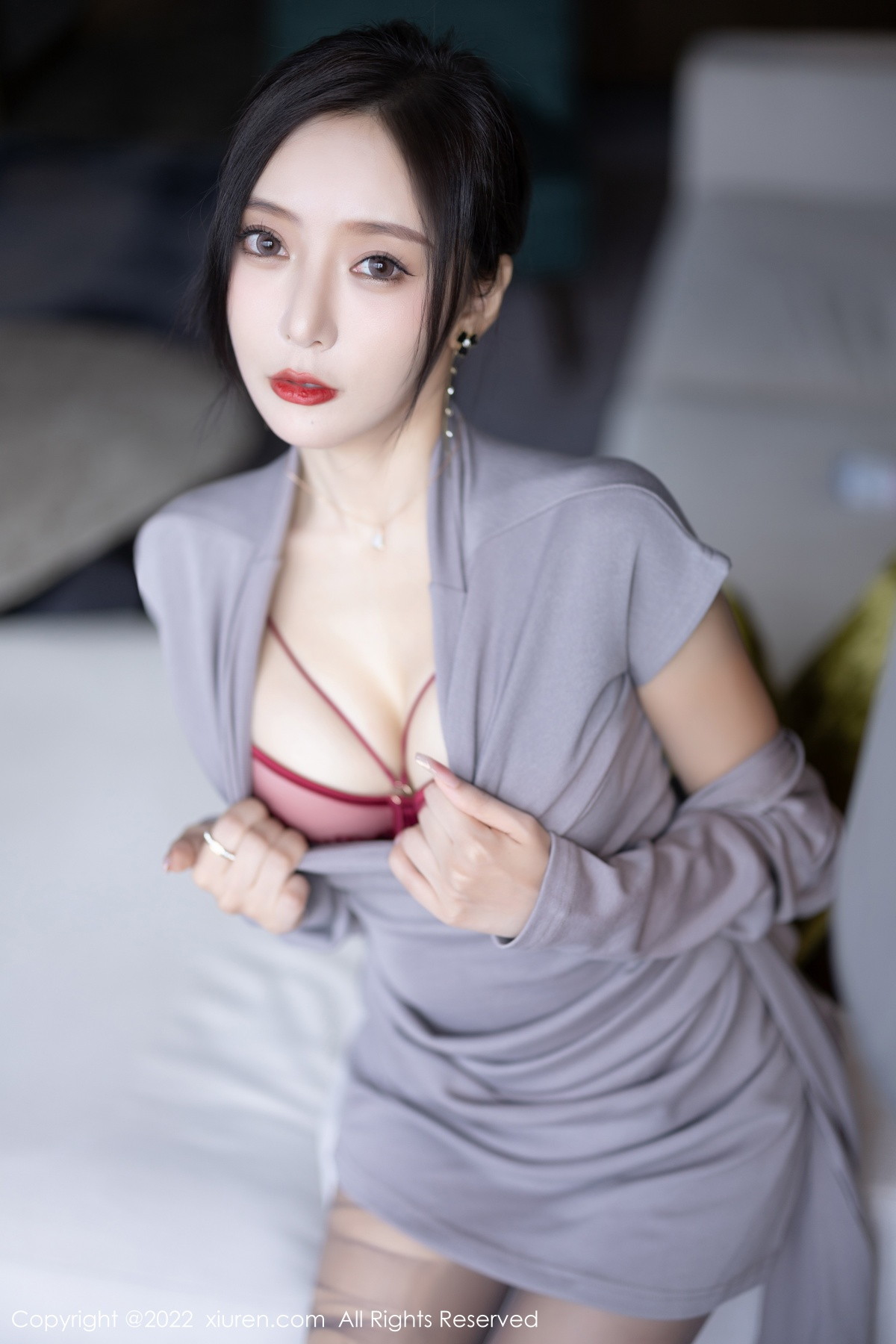 XiuRen第5745期_女神王馨瑶yanni女学者的反转主题典雅灰色长裙性感迷人写真84P