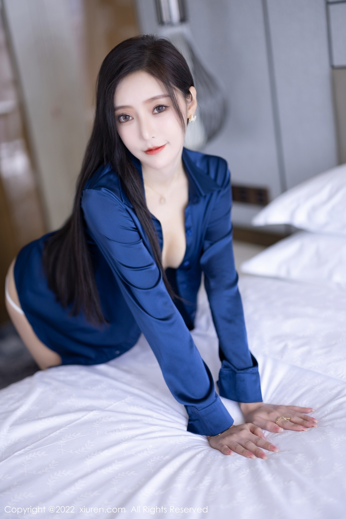 XiuRen第5790期_女神王馨瑶yanni蓝色上衣配白长裤半脱露性感内衣迷人诱惑写真90P