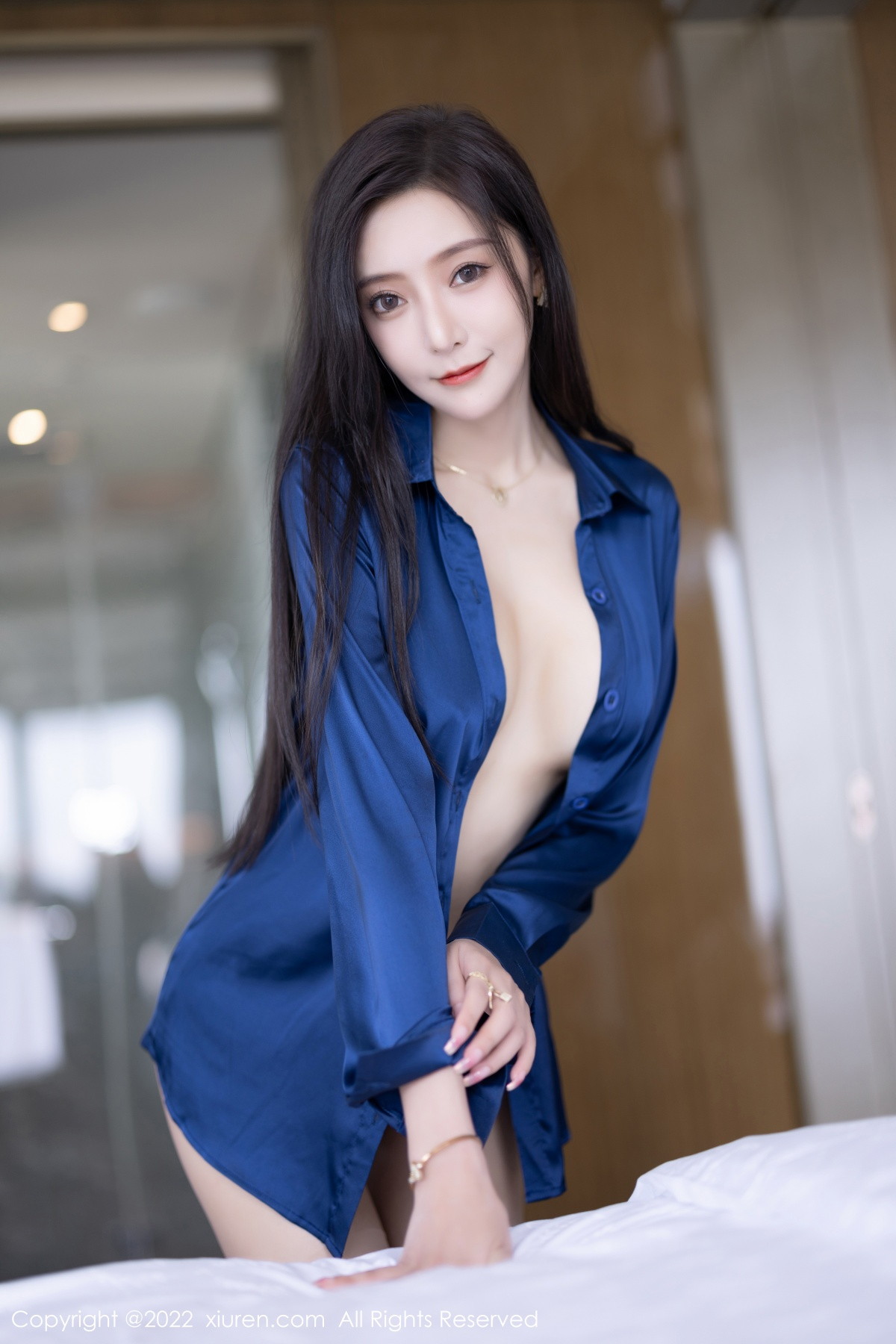 XiuRen第5790期_女神王馨瑶yanni蓝色上衣配白长裤半脱露性感内衣迷人诱惑写真90P