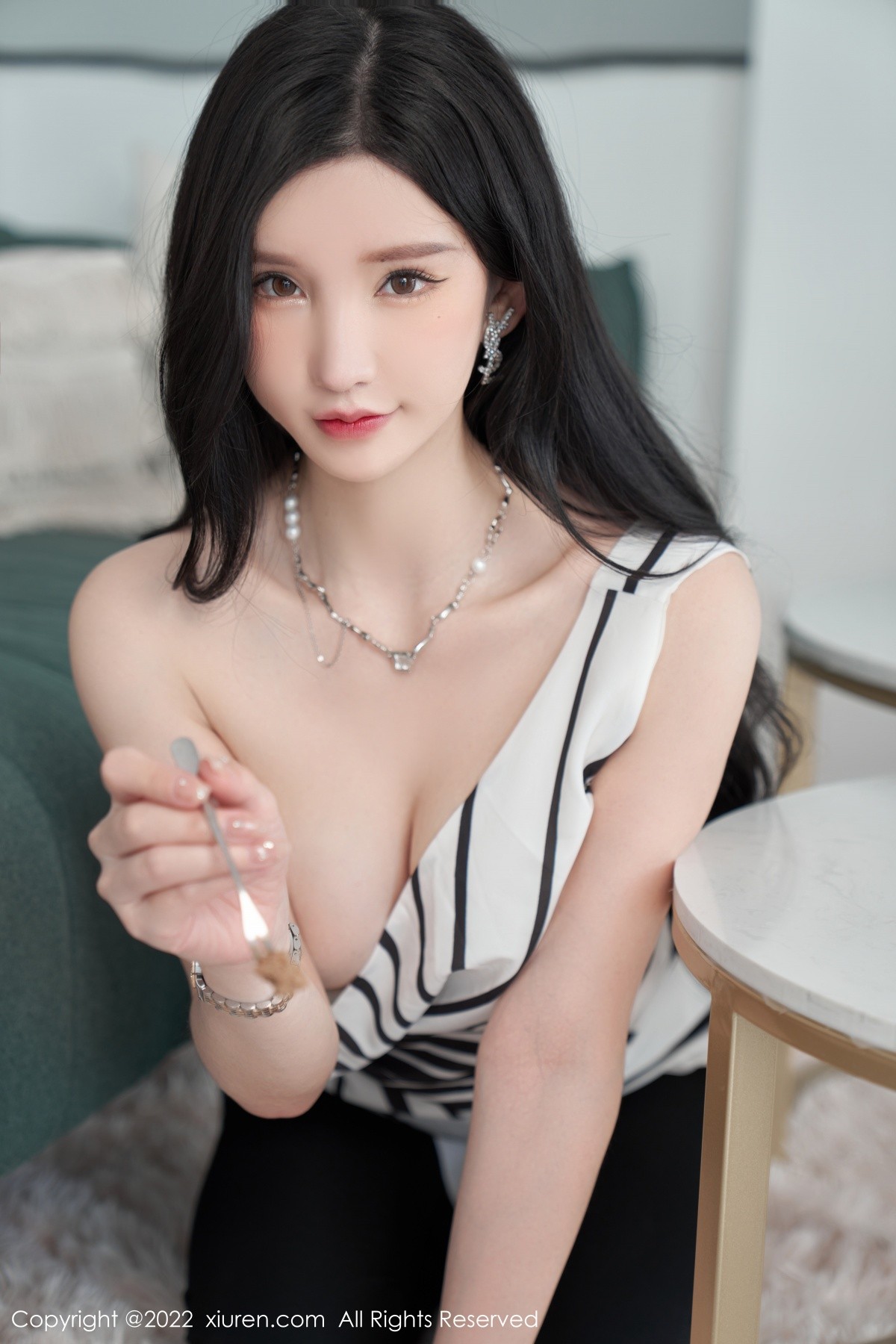 XiuRen第5361期_女神周于希Sally心愿旅拍性感露肩上衣配超薄肉丝完美诱惑写真77P