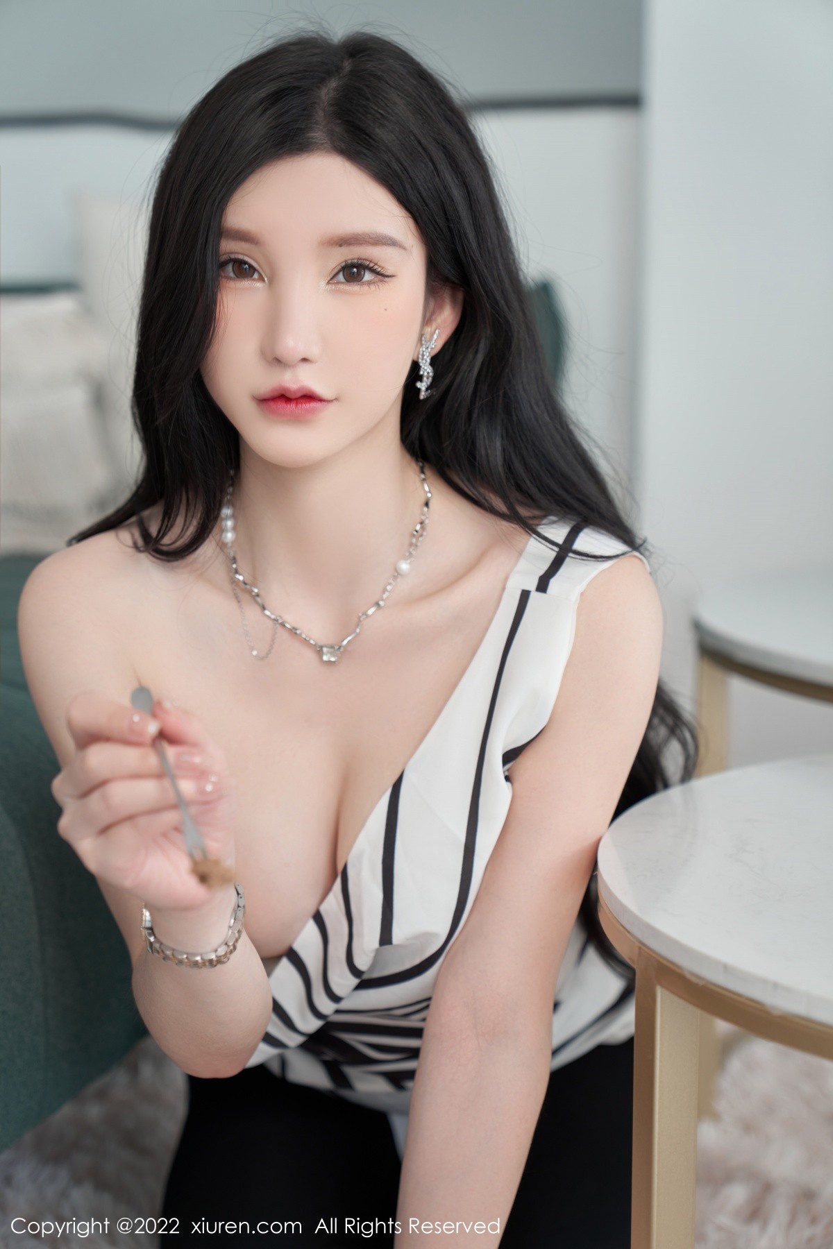 XiuRen第5361期_女神周于希Sally心愿旅拍性感露肩上衣配超薄肉丝完美诱惑写真77P